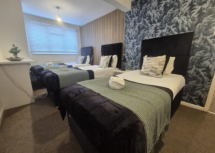 The Grand Retreat - Games - Garden بريستول