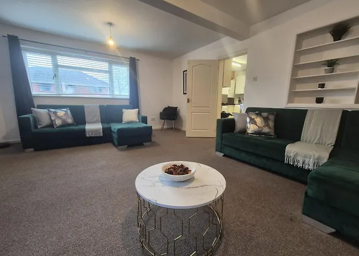 The Grand Retreat - Games - Garden * بريستول