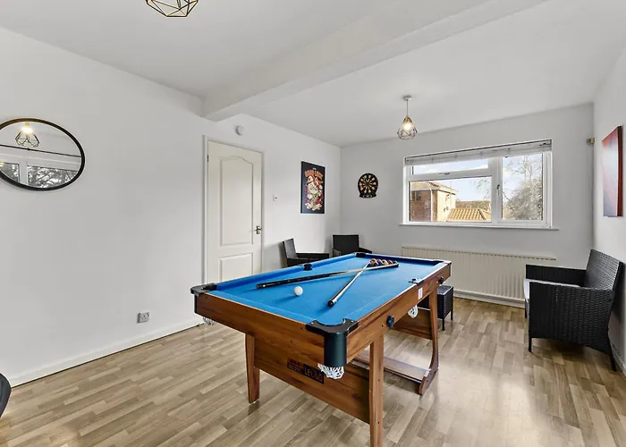 The Grand Retreat - Games - Garden * Bristol